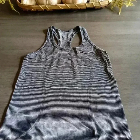Lululemon Tank - Picture 1 of 4